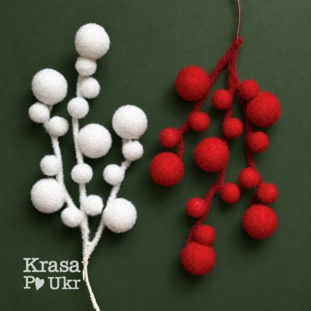 Флокована гілка з кульками червона і біла для новорічного декору