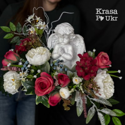 Ритуальна композиція зі штучних квітів та білим ангелом
