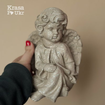 Бежева бетонна статуетка сидячого ангела з крилами для декору