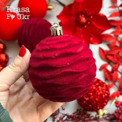 Бордова бархатна куля на ялинку 8 см з рельєфною поверхнею хвилька