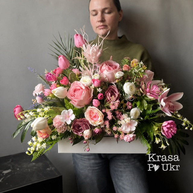 Меморіальна композиція "СВІТЛА ПАМ'ЯТЬ" з штучних квітів у ніжній рожевій гамі 4 Квіткова композиція на кладовище