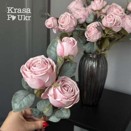 Рожева гілка троянд преміум 54 см з квітами та бутоном