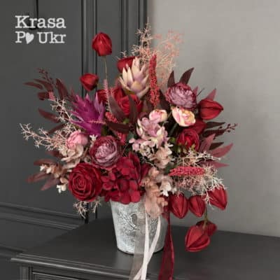 Композиція в кольорі марсала з бордовими, пудровими та рожевими декоративними квітами в кашпо