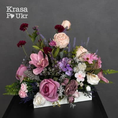 Ритуальна композиція зі штучних квітів «Тиха ніжність»