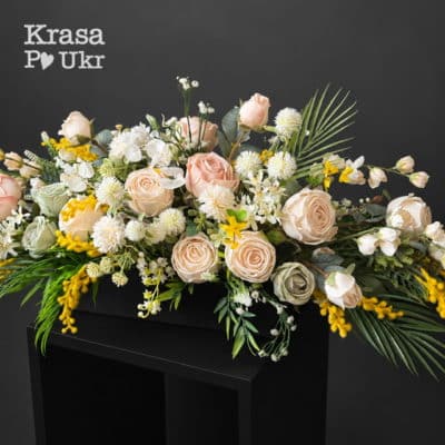 Композиція на пам’ятник 75–80 см з кремовими трояндами, білими квітами, жовтими акцентами та зеленню
